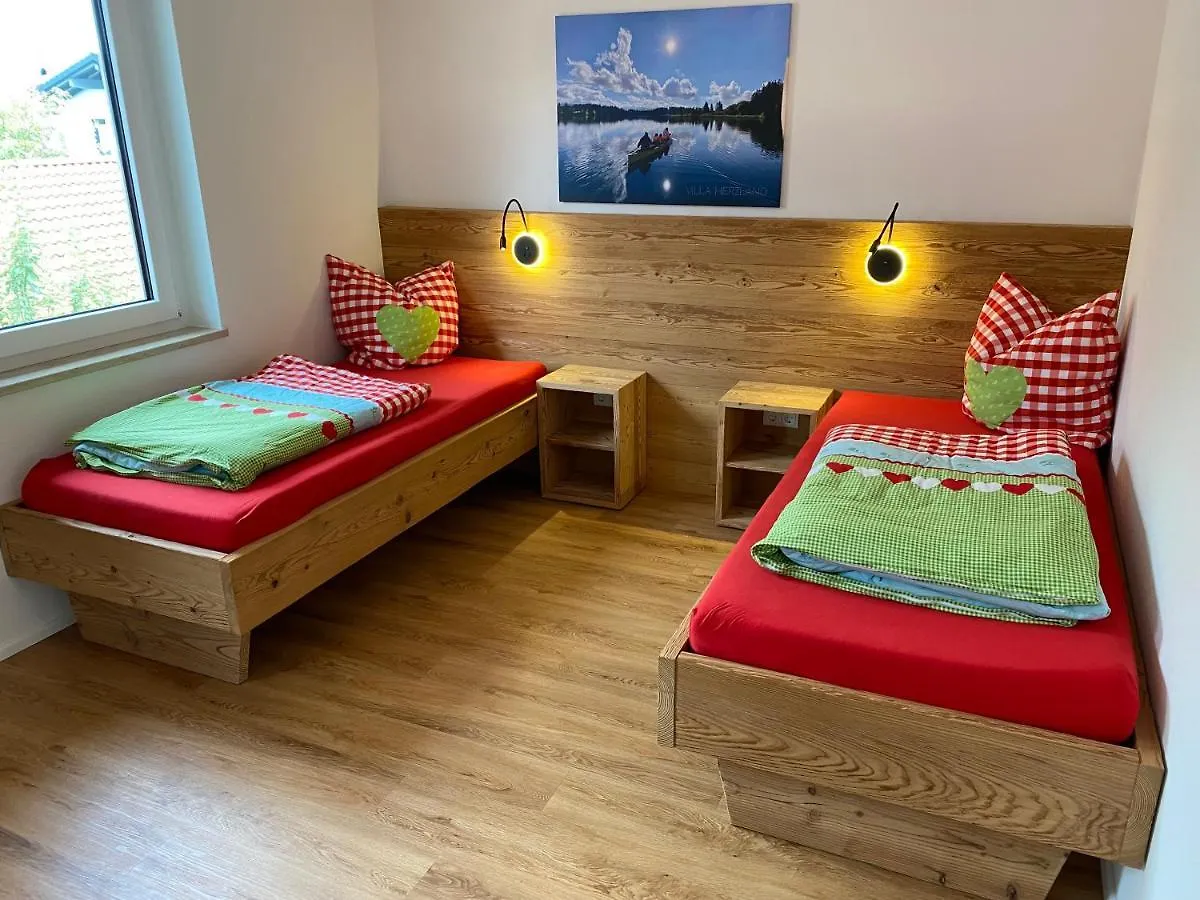 Holiday home Villa Herzland Allgäu: Cozy Retreat with Garden, Fireplace & Königscard Lechbruck